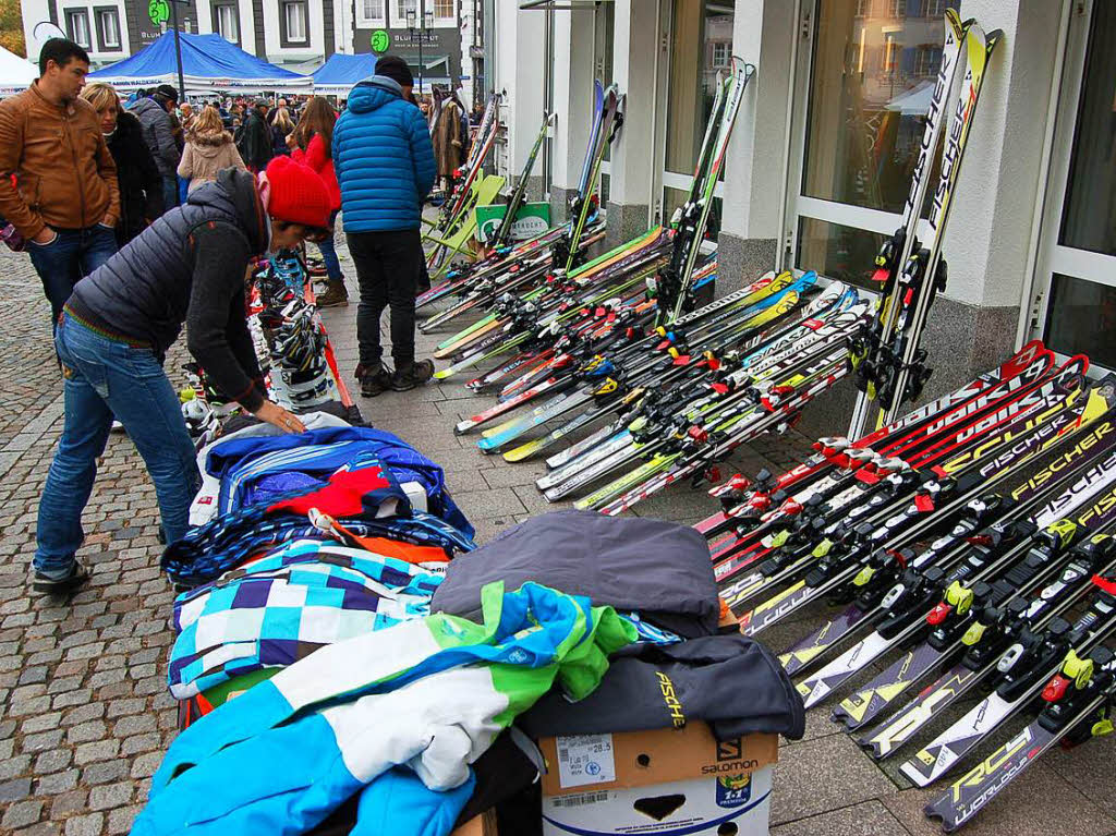 Zahlreiche Besucher nutzten die gnstigen Preise, um sich auf den bevorstehenden Winter vorzubereiten.