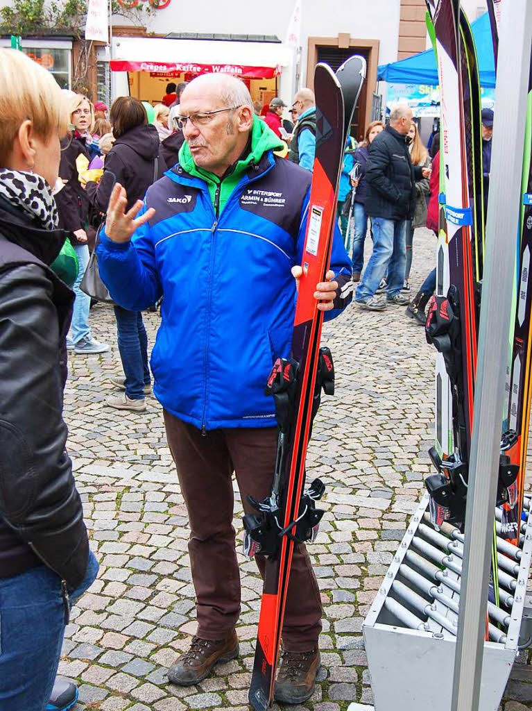 Zahlreiche Besucher nutzten die gnstigen Preise, um sich auf den bevorstehenden Winter vorzubereiten.