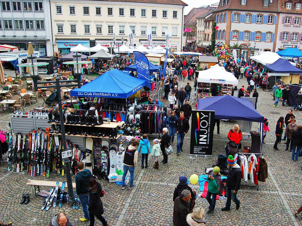 Zahlreiche Besucher nutzten die gnstigen Preise, um sich auf den bevorstehenden Winter vorzubereiten.