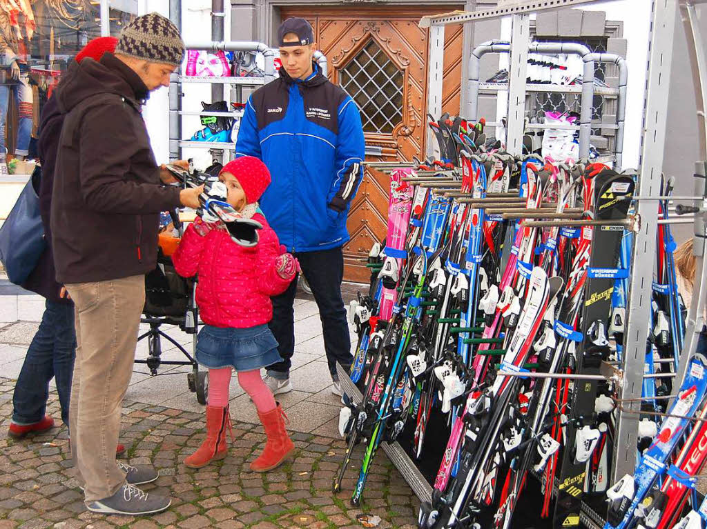 Zahlreiche Besucher nutzten die gnstigen Preise, um sich auf den bevorstehenden Winter vorzubereiten.