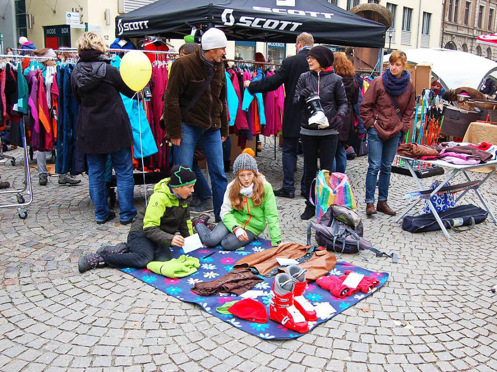 Zahlreiche Besucher nutzten die gnstigen Preise, um sich auf den bevorstehenden Winter vorzubereiten.