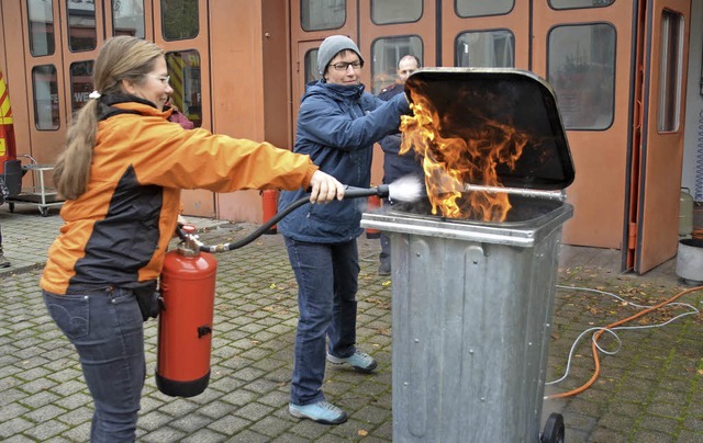 Auch Brgermeisterin Diana Stcker (li...ichtigen Umgang mit dem Feuerlscher.   | Foto: Hirschberger