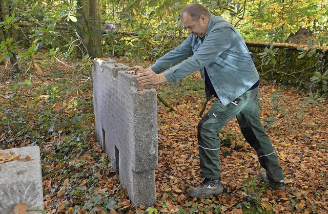 Dieter Witzig von der Stadtgrtnerei kontrolliert einen Stein des Ehrenmals.   | Foto: Horatio Gollin