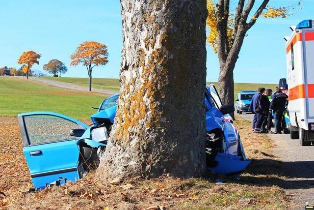 75-Jähriger fährt frontal gegen Baum