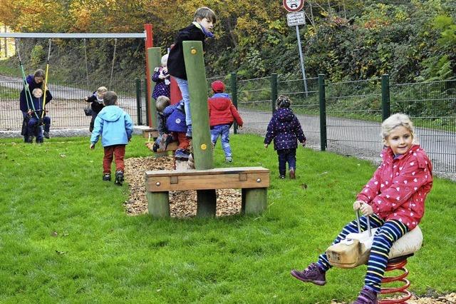 Kinderschar strmt den Spielplatz