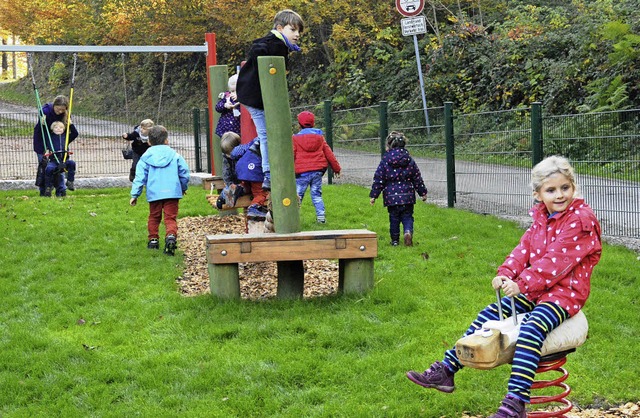 Kaum, dass der neue Spielplatz in Rait...Kinder den Platz und die Spielgerte.   | Foto: Edgar Steinfelder