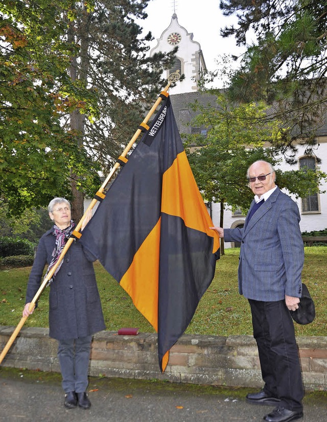 Margarete Gramelspacher und Pfarrer Ro...des Kolpingwerks in Wettelbrunn hoch.   | Foto: Rainer Ruther