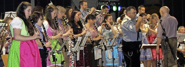 Die Tannenkircher Blasmusiker und Diri...traten  in Dirndl und Lederhosen auf.   | Foto: Cremer