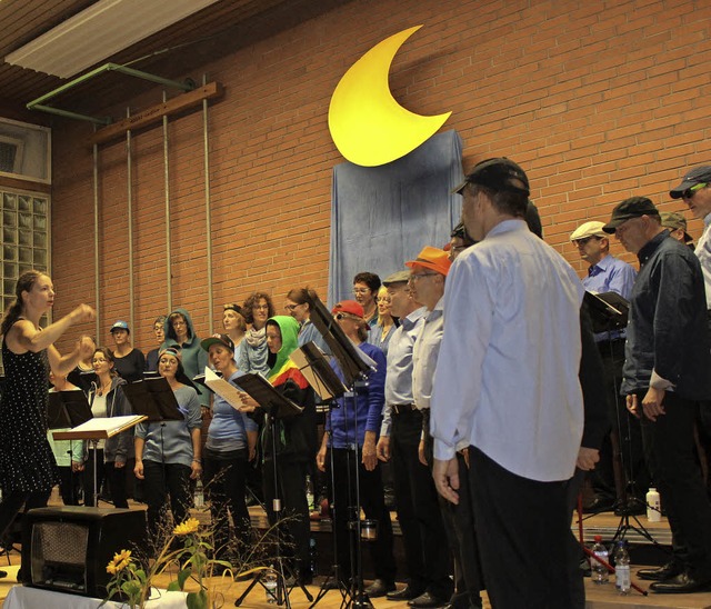 Ein  gelungenes  Debt als  Dirigentin...  Konzert  in der  Turnhalle  Laufen.   | Foto: ingeborg Grizwa