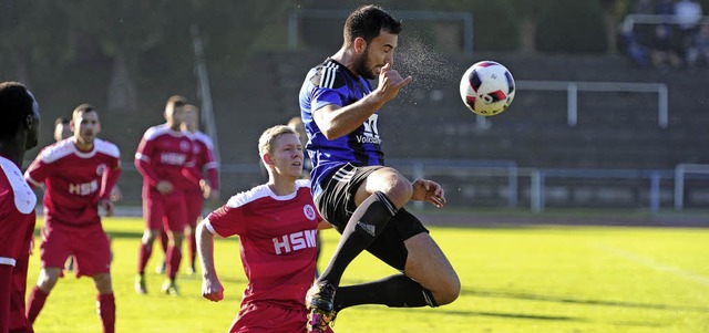 Hakan Ilhan beim Kopfball. Er hatte den SC Lahr frh in Fhrung gebracht.   | Foto:  Pressebro Schaller