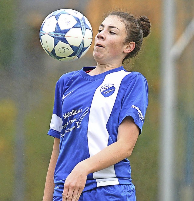 Der Ball war im jngsten Landesligaspi...rauisch betrachtet ihn Maike Gantert.   | Foto: P. Seeger