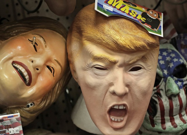 Kurz vor der Wahl in den USA werden Politikermasken  verkauft.   | Foto: afp