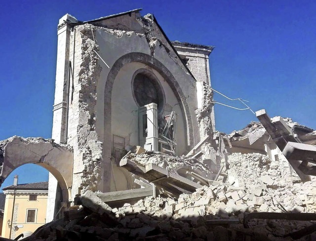 In Norcia strzte die Basilica di San ...assade blieb stark beschdigt stehen.   | Foto: dpa