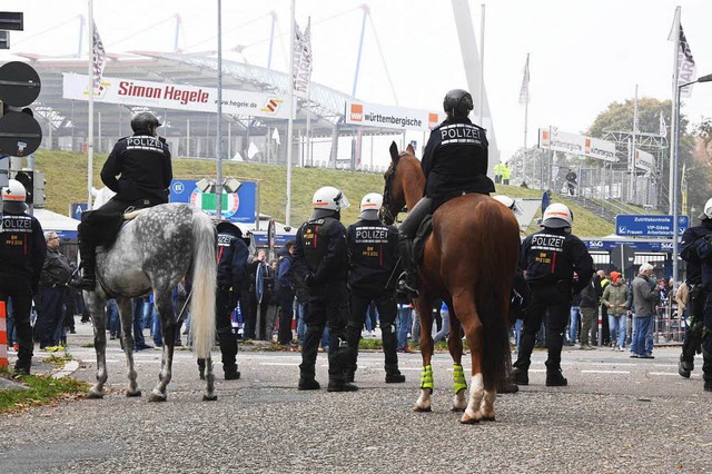 Einsatzkrfte der Polizei sichern vor Spielbeginn den Bereich vor dem Stadion.   | Foto: dpa