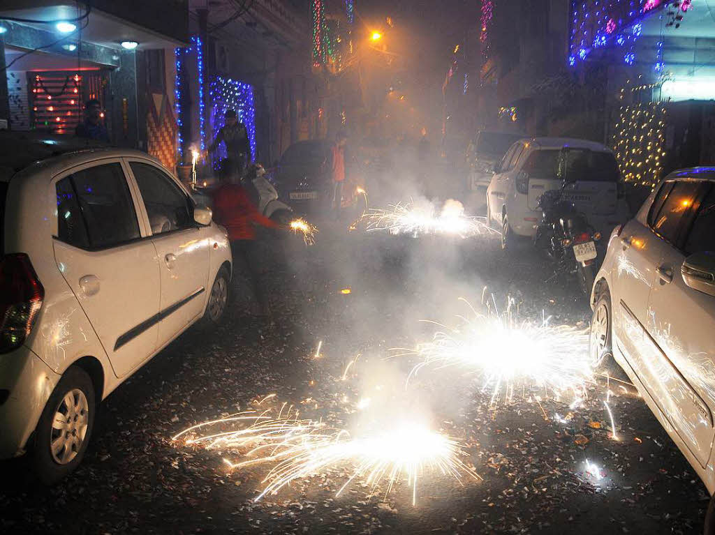 In Neu-Delhi kracht und knallt es wie an Silvester.