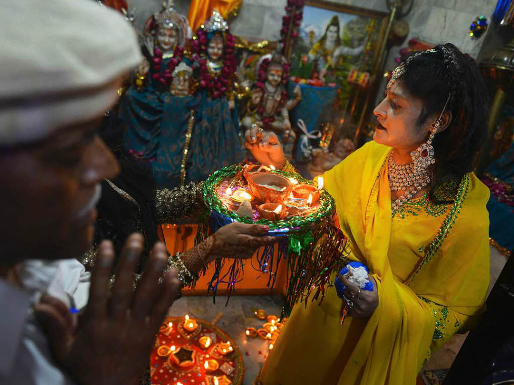 Kerzen und Gebete zum Lichterfest in Lahore (Pakistan).