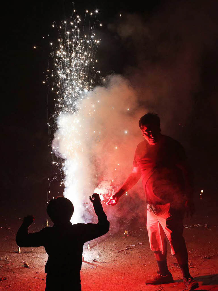 Feuerwerk und  Knallkrper zu Diwali in Neu-Delhi.