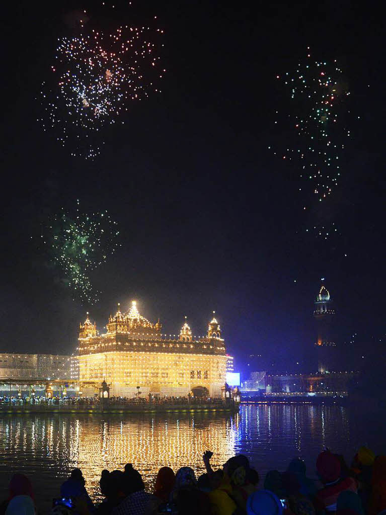 Das Feuerwerk zu Diwali erhellt Amritsar (Nordindien).