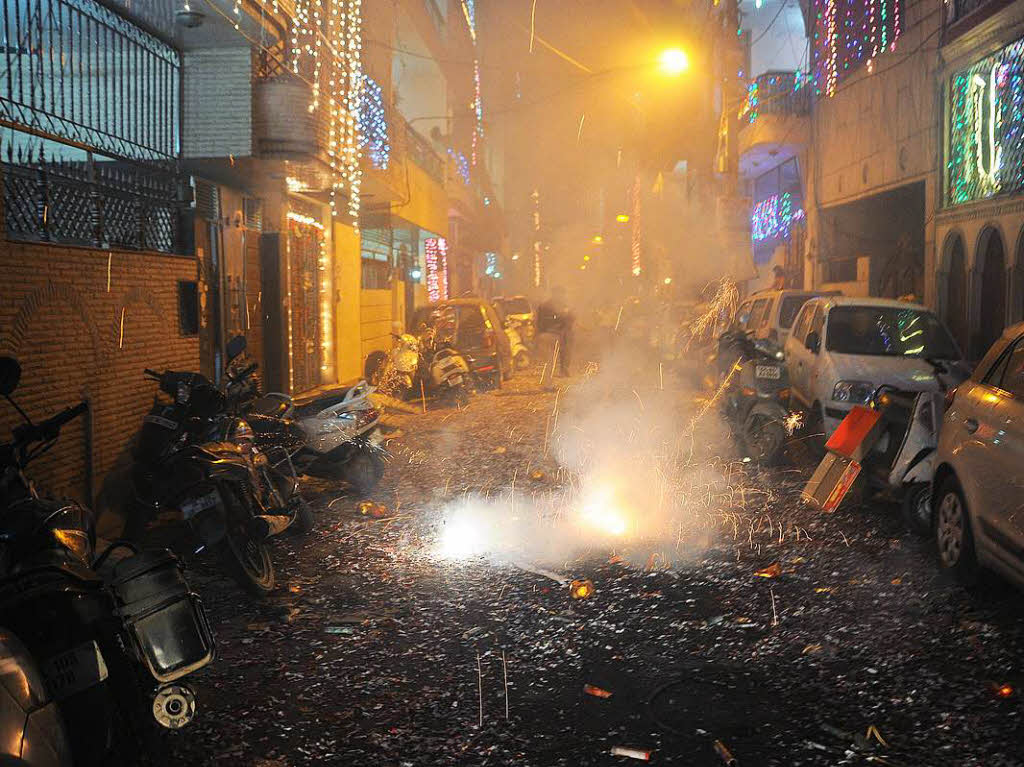 In den Straen von Neu-Delhi feiert man Diwali mit Feuerwerk und Knallkrpern.