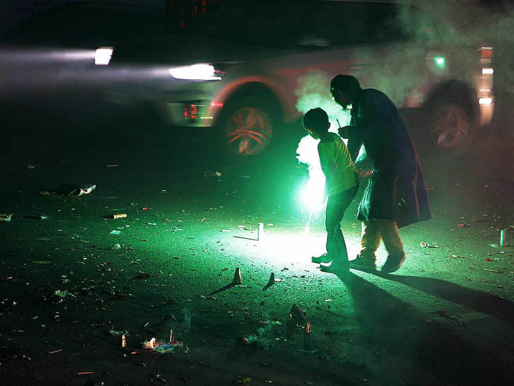 Feuerwerk und  Knallkrper zu Diwali in Neu-Delhi.