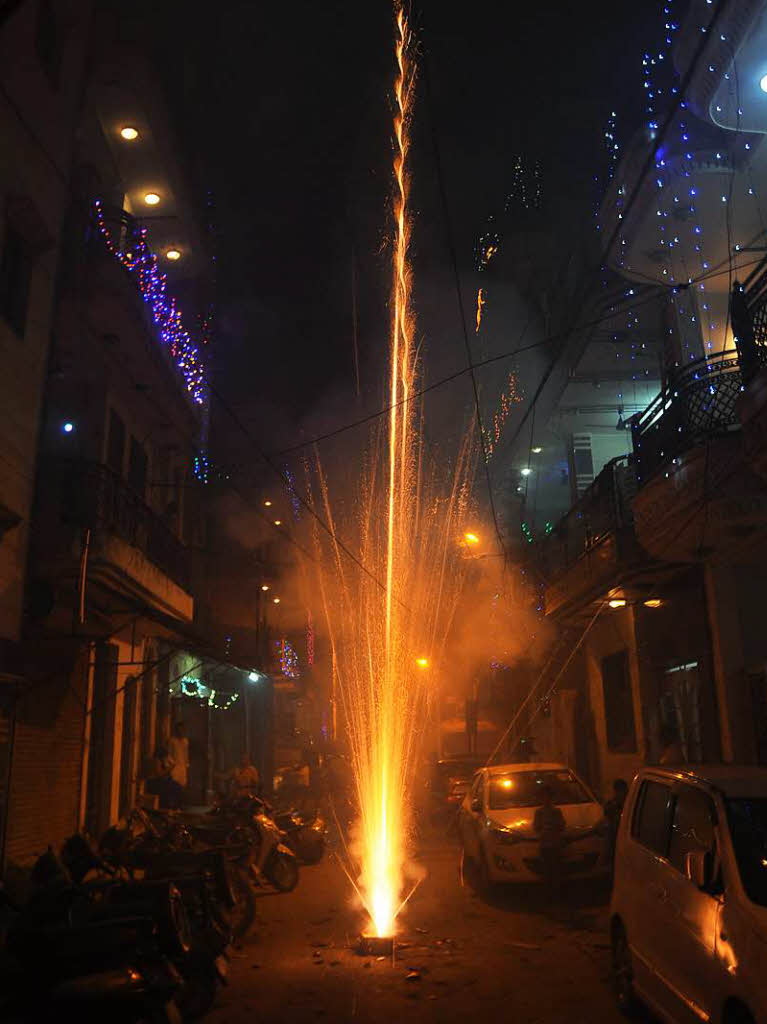 Feuerwerk und  Knallkrper zu Diwali in Neu-Delhi.