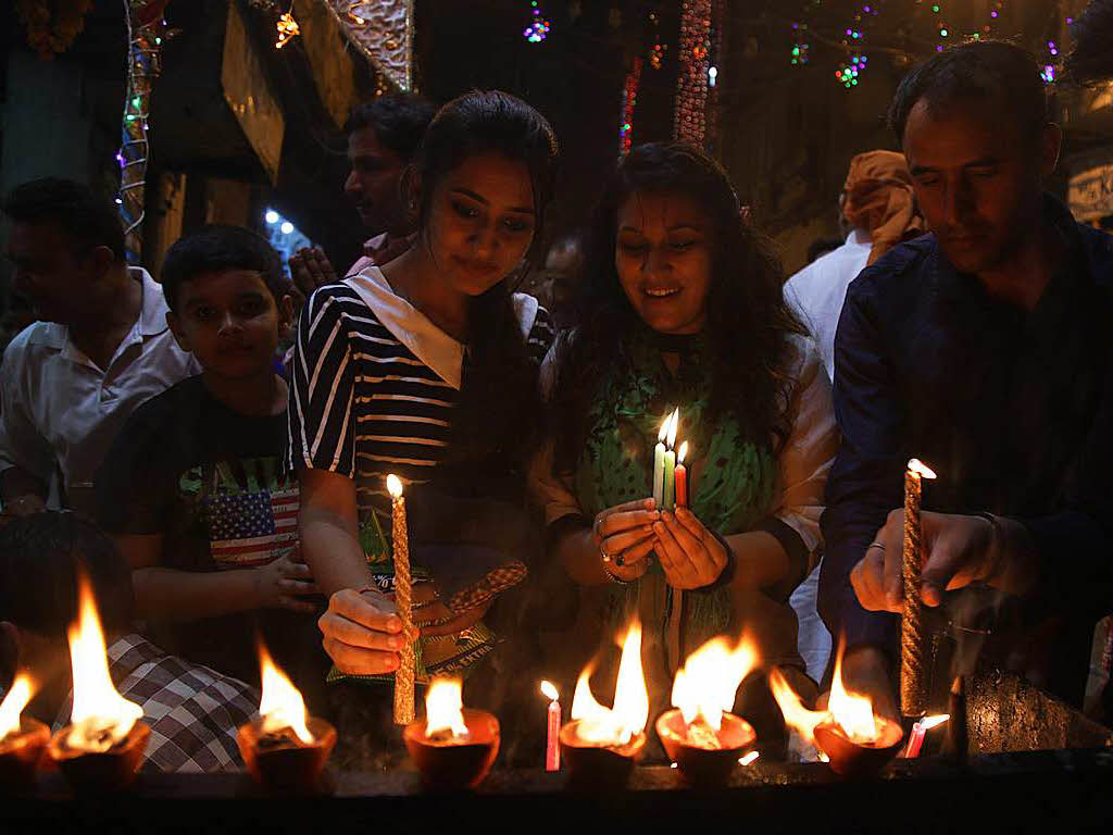 In Jammu (Nordindien) znden Menschen Kerzen und Lampen an.