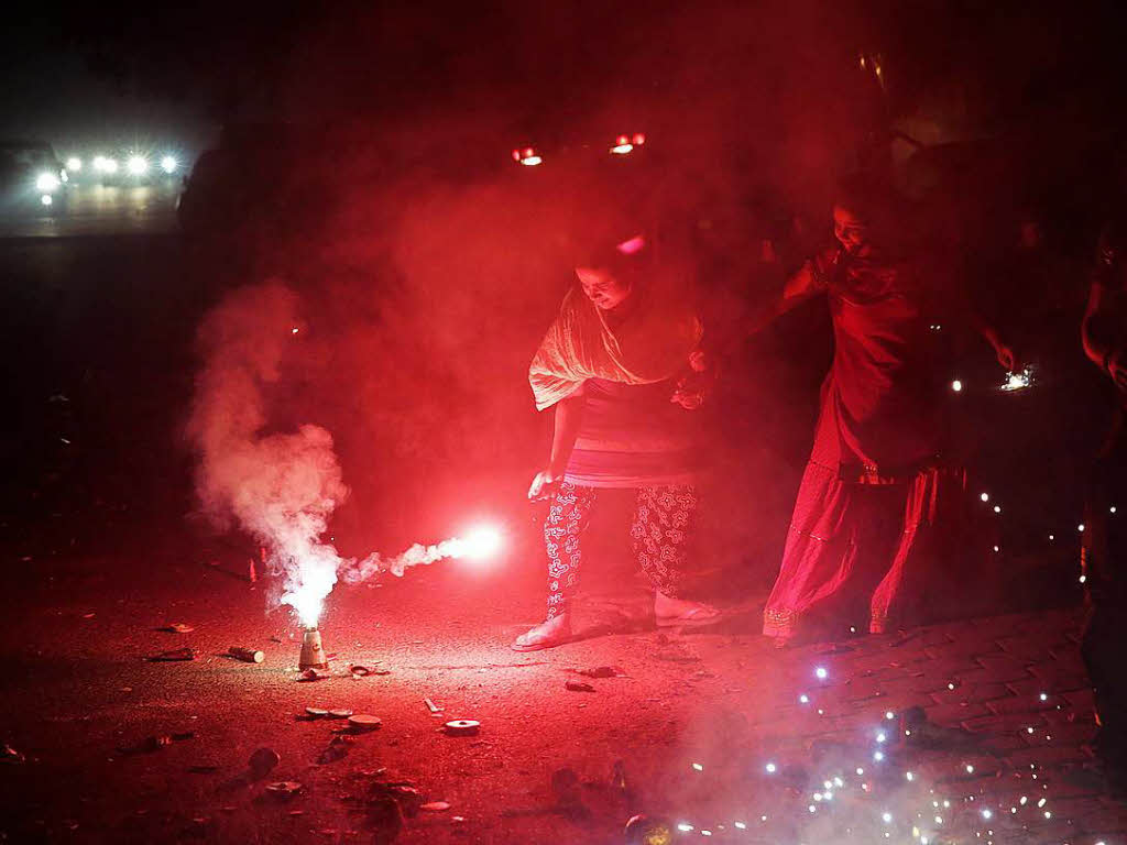 Feuerwerk und  Knallkrper zu Diwali in Neu-Delhi.