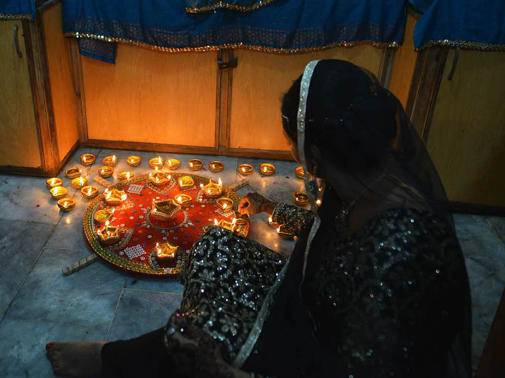 Kerzen und Gebete zum Lichterfest in Lahore (Pakistan).