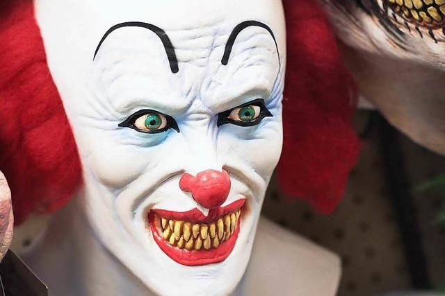 Horrorclown erschreckt Mdchen mit Messer