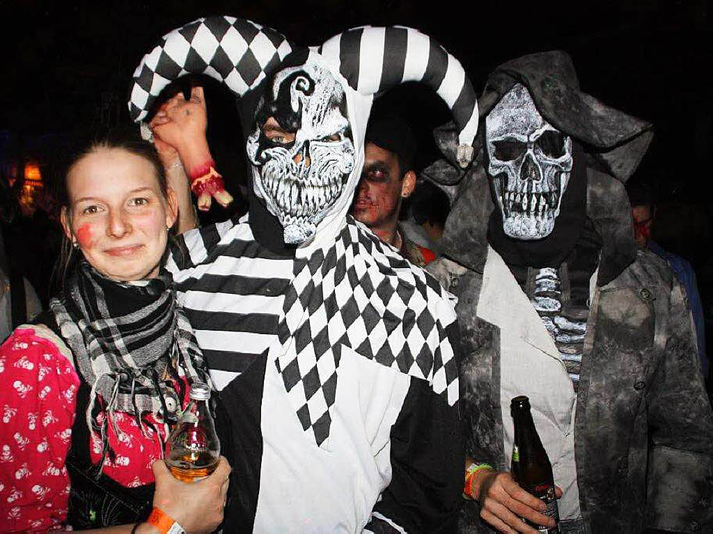 Mehr oder weniger furchterregende Gestalten versammelten sich zur Halloweenparty der Brenneter Dorfhxe am Montag in der Schulsporthalle flingen.