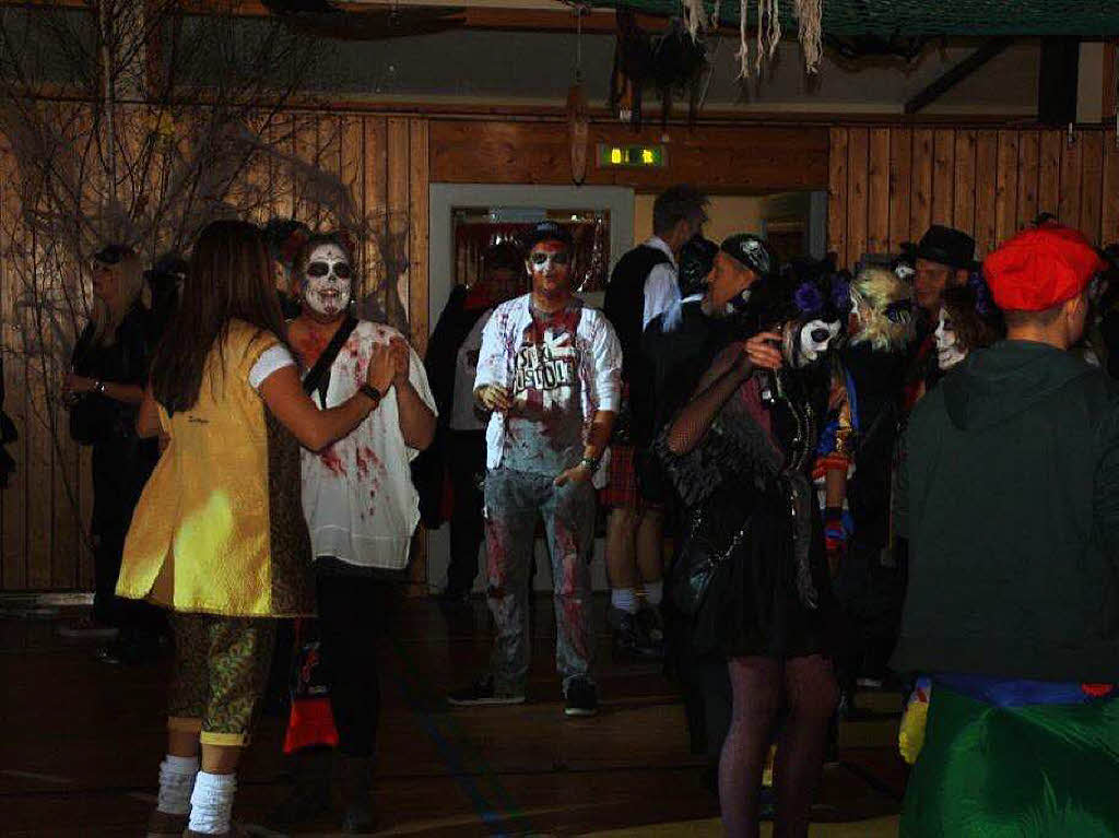 Mehr oder weniger furchterregende Gestalten versammelten sich zur Halloweenparty der Brenneter Dorfhxe am Montag in der Schulsporthalle flingen.