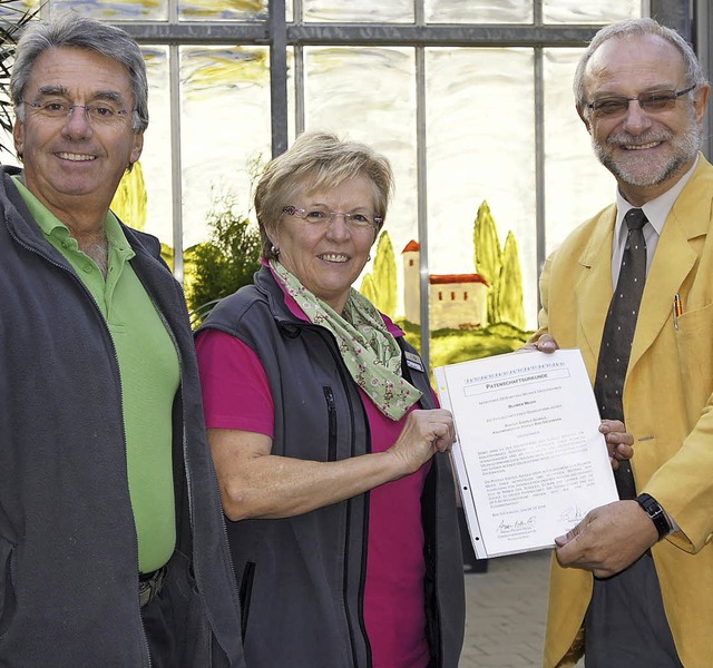 Der Schulleiter der Rudolf-Eberle-Schu... Gerda Maier die Patenschaftsurkunde.   | Foto: Rudolf-Eberle-Schule