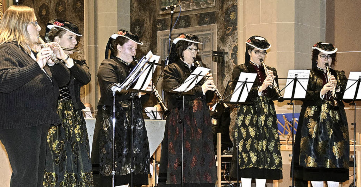 Das Flten- und Klarinettenensemble de...lle beeindruckte mit einem Marienlied.  | Foto: Volker Rothfu