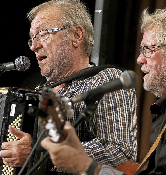 Klaus Himmelsbach und Heribert Heise u...Brgerhaus mit Akkordeon und Gitarre.   | Foto: Heidi Fssel