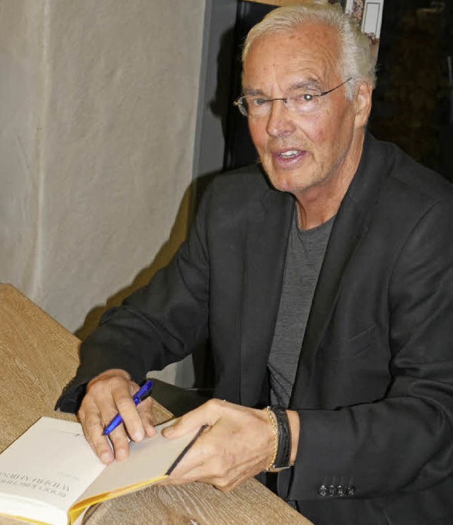 Bodo Kirchhoff signiert in Kirchzarten seine Novelle.   | Foto: Hartwig Kluge