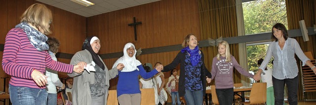 Mitglieder des Willkommenskreises und ...tanzten im katholischen Gemeindehaus.   | Foto: Ounas-Krusel