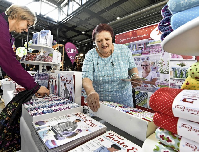 Maria Fechete (rechts) zeigt einer Kun...te Ema&#8220; die neuesten Nh-Trends.  | Foto: M. Bamberger