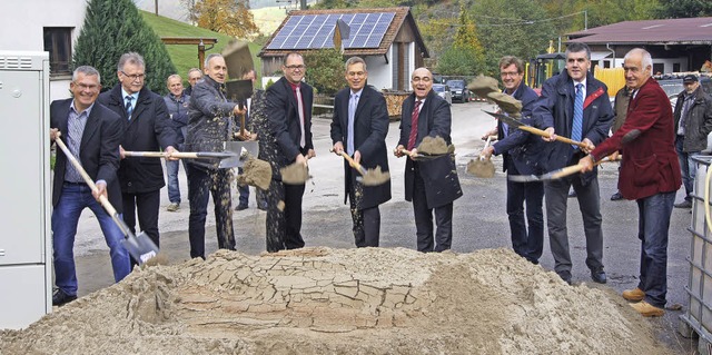 Schipp-schipp hurra: Von links Michael...nd Ortsvorsteher Josef Wernet (Yach).   | Foto: R. gutjahr