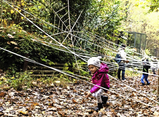 Der Spinnenhindernisweg konnten Kinder nicht oft genug bewltigen.  | Foto: Gabriele Zahn