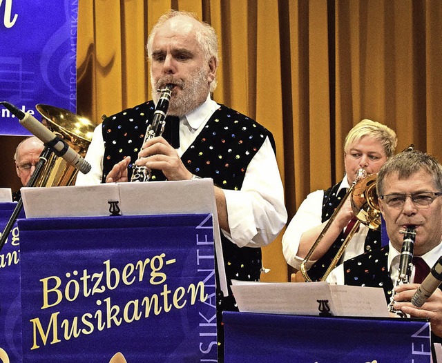 Norbert Isele (stehend) begeisterte mit dem Wild Cat Blues.   | Foto: Pichler