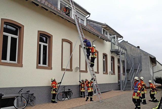 Ein &#8222;Verletzter&#8220; konnte vo...r ber die Stegleiter gerettet werden.  | Foto: Jrgen Schweizer