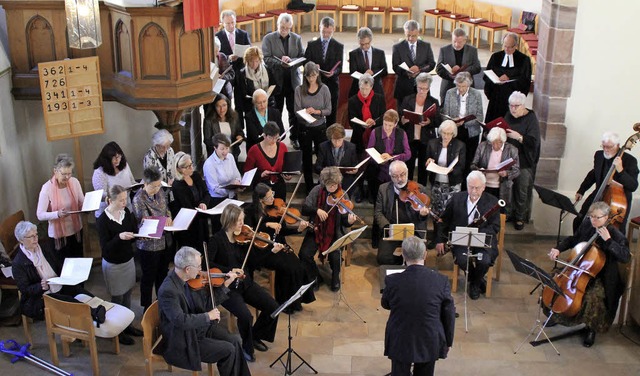 Die Kantorei verlieh dem Erffnungsgot...dreier Werke eine ganz beiondere Note.  | Foto: Rolf Reimann