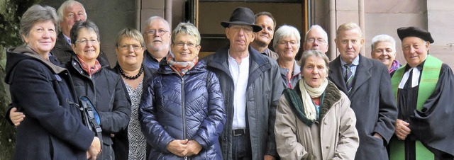 Die ehemaligen Zeller Volksschler von...rche mit Pfarrer Hans-Joachim Demuth.   | Foto: Karl-Heinz Rmmele