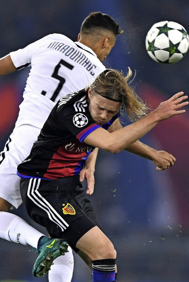 PSG obenauf: Marquinhos im Kopfballduell mit Birkir Bjarnason   | Foto: AFP