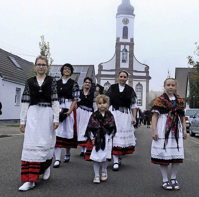 Frauen in Meienheimer Tracht machen s...ttesdienst auf den Weg zur Festhalle.   | Foto: W. Knstle