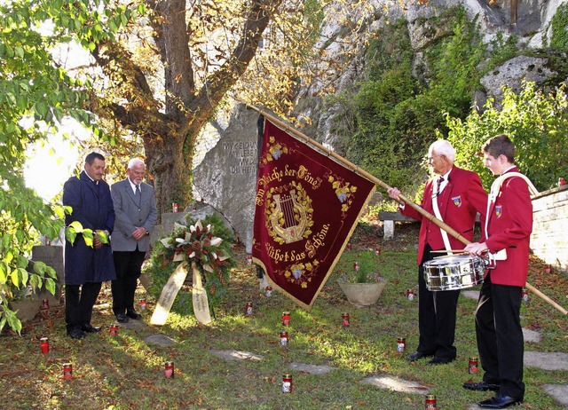 Allerheiligen in Istein - traditionell...der Gefallenen der Weltkriege gedacht.  | Foto: Jutta Schtz