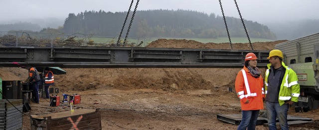 An Bauwerk 4: Die Hilfsbrcke hngt an...hn AG, und Bauleiter Marc Weigrber.   | Foto: N.Bayer