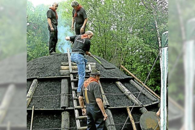 Tiroler halfen beim Kohlemachen