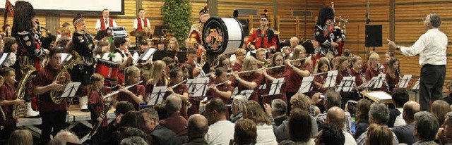 Groes Finale mit der Feuerwehr- und T...d den Castle Hill Pipers aus Ebringen.  | Foto: Hans Jrgen Kugler