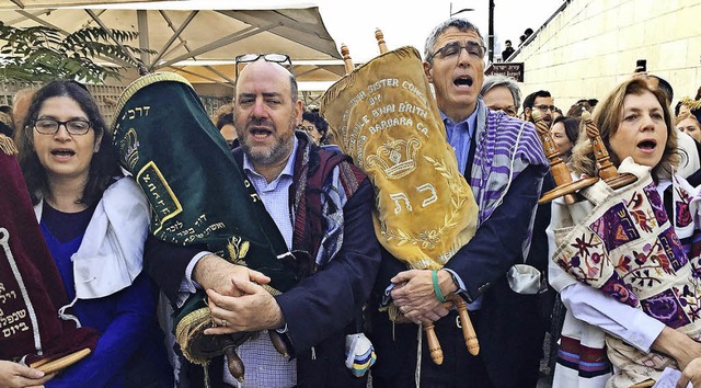 Demonstranten ziehen in Jerusalem zur ...traorthodoxe sehen das gar nicht gern.  | Foto: Inge Gnther